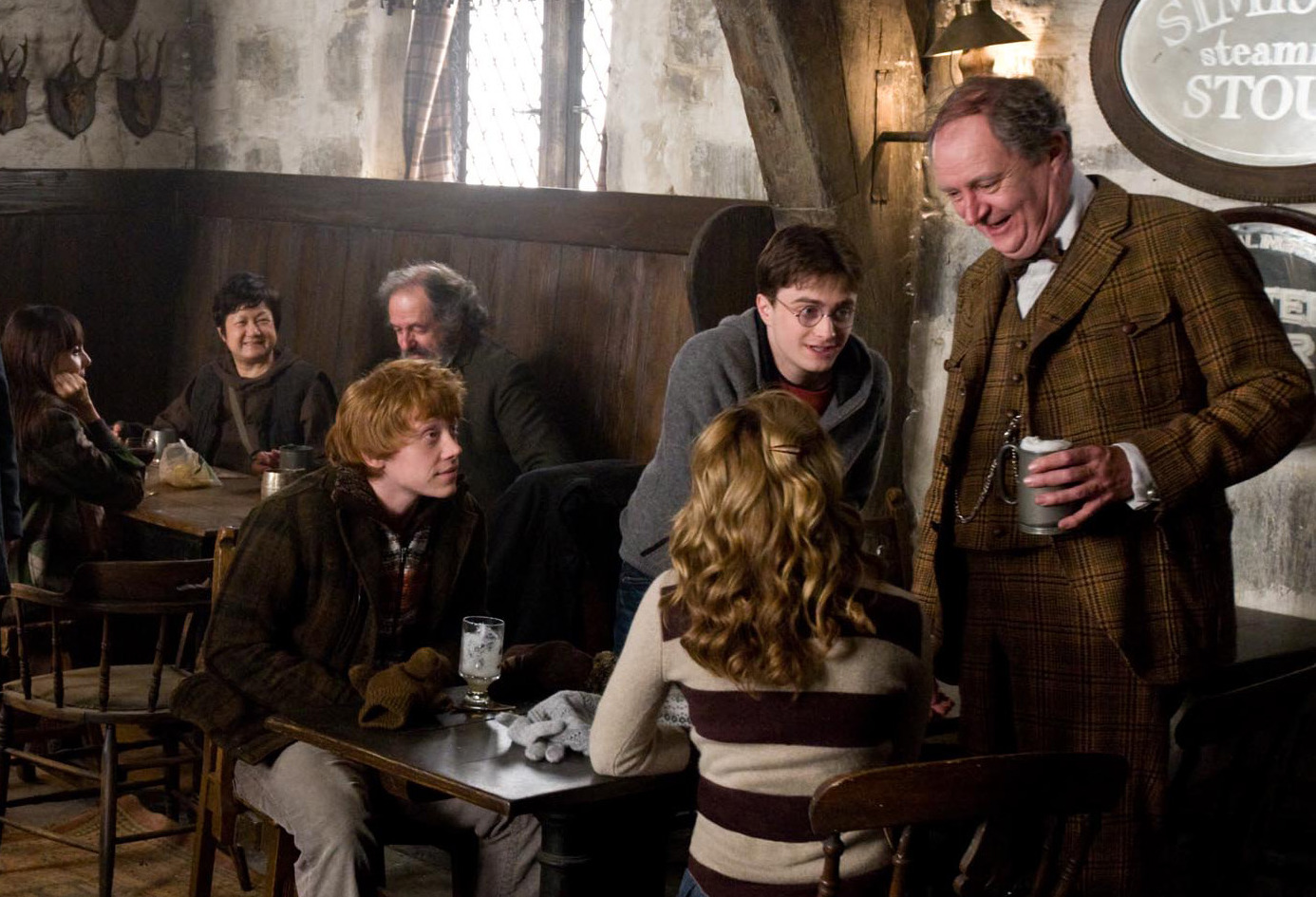 И профессора выследить, и напитком согреться | Кадр из фильма «Гарри Поттер и Принц-полукровка»