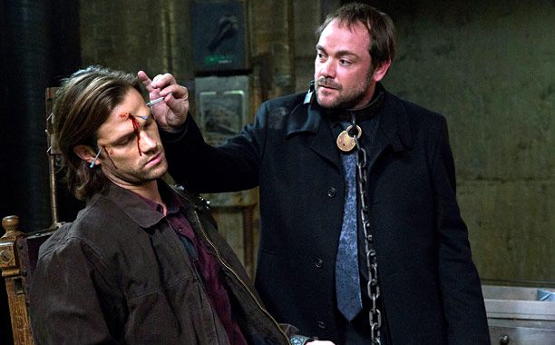 Кроули с интересом помогает Винчестерам | Кадр из сериала «Сверхъестественное»