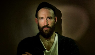 Режиссёр «Чернобыля» Йохан Ренк снимет сериал по Assassin's Creed